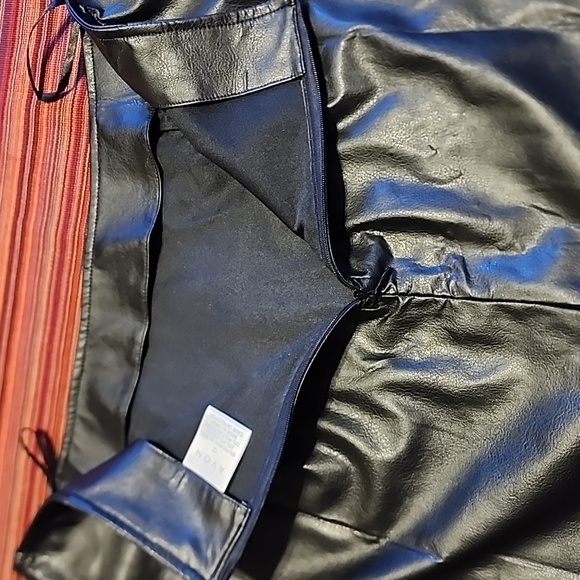 Avon Faux Leather skirt - Picture 5 of 7
